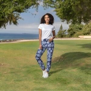 LuLaRoe Velvety Soft Purple White Floral Print Cropped Leggings One Size VG